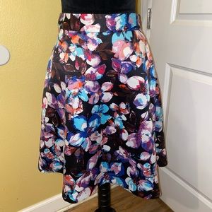 Floral skirt. Size:0. Good condition.